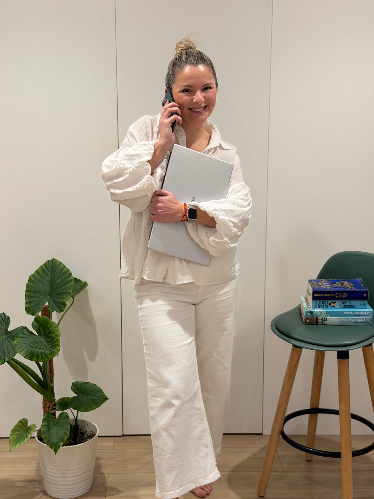 María Amorós, asistente virtual, trabajando con un portátil